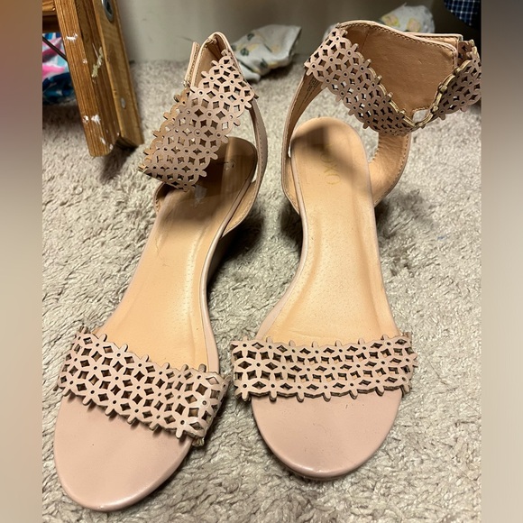 Tan XO shoes - Picture 1 of 2